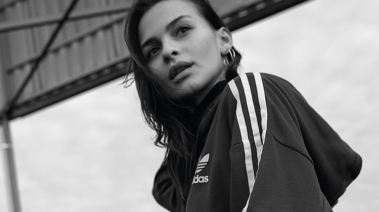 Mulher jovem vestindo casaco Adidas.