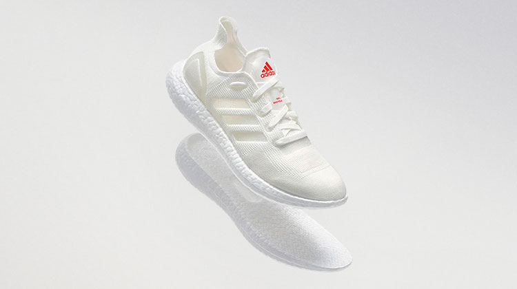 Tênis Adidas modelo Futurecraft.Loop flutuando.