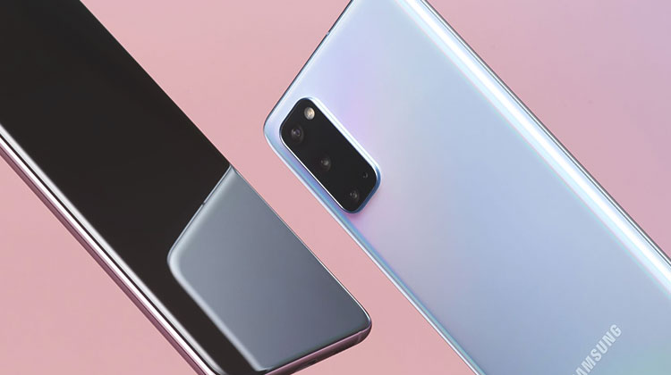 Dois celulares Samsung modelo S20 lado a lado em fundo colorido.